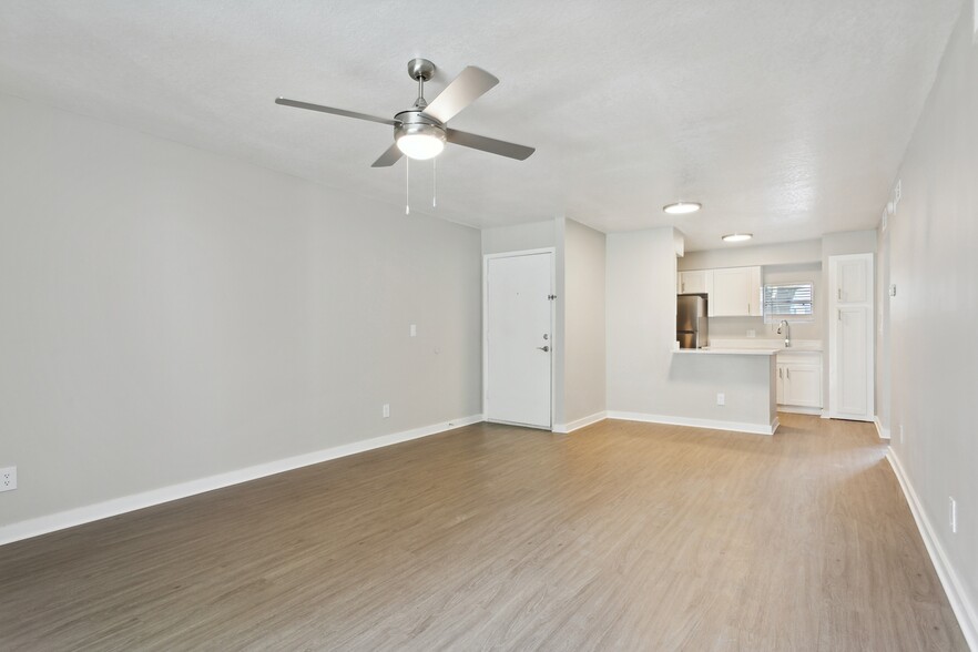 Living Space w/ Ceiling Fan - Bay Crossing