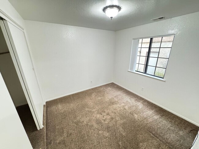 Building Photo - 450 Solar Way