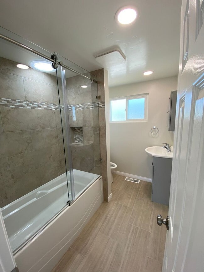 Building Photo - 3 Bed-2 Bath Single Story Home Lakeside with RV parking