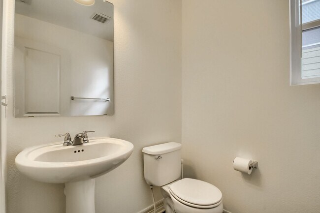 Building Photo - Beautiful 3 bedroom townhome in Central Pa...