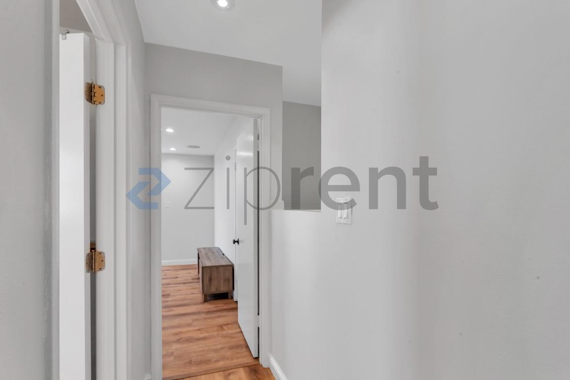 Building Photo - Unit