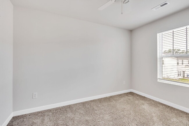 Building Photo - Two-story 3BR/2.5BA townhome in Foxcroft T...