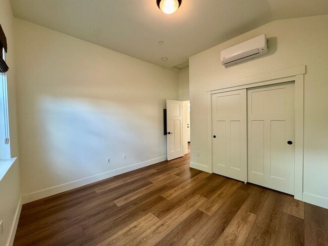 Building Photo - Custom Adorable Cottage Available in Folsom!