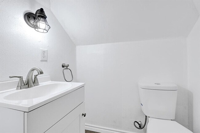 Building Photo - 14090 Waterview Dr