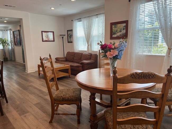 Building Photo - Spacious 4 Bedroom, 3.5 Bath Townhome in G...