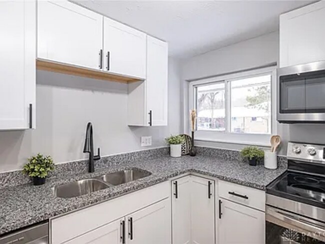 Building Photo - Absolutely Stunning 3BR Ranch in Kettering | Designer Finishes + Huge Backyard