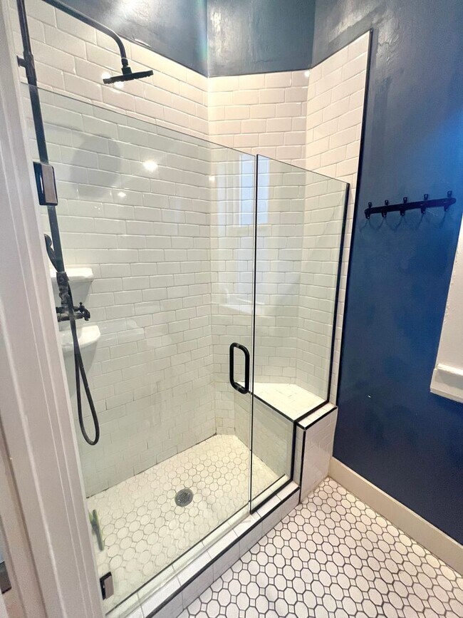 Building Photo - ***$500 Move in Special*** Charming 2 bed 1 bath W/D in unit, free parking, renovated kitchen, fe...