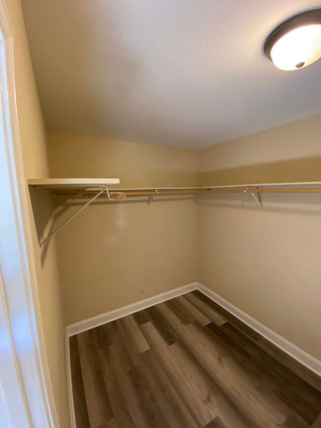 Building Photo - Luxurious 5 Bedroom Home in Woodridge Estates