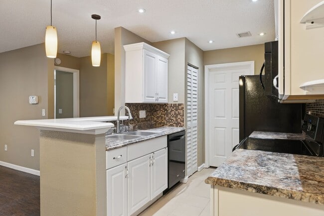 Building Photo - 2532 Grassy Point Dr