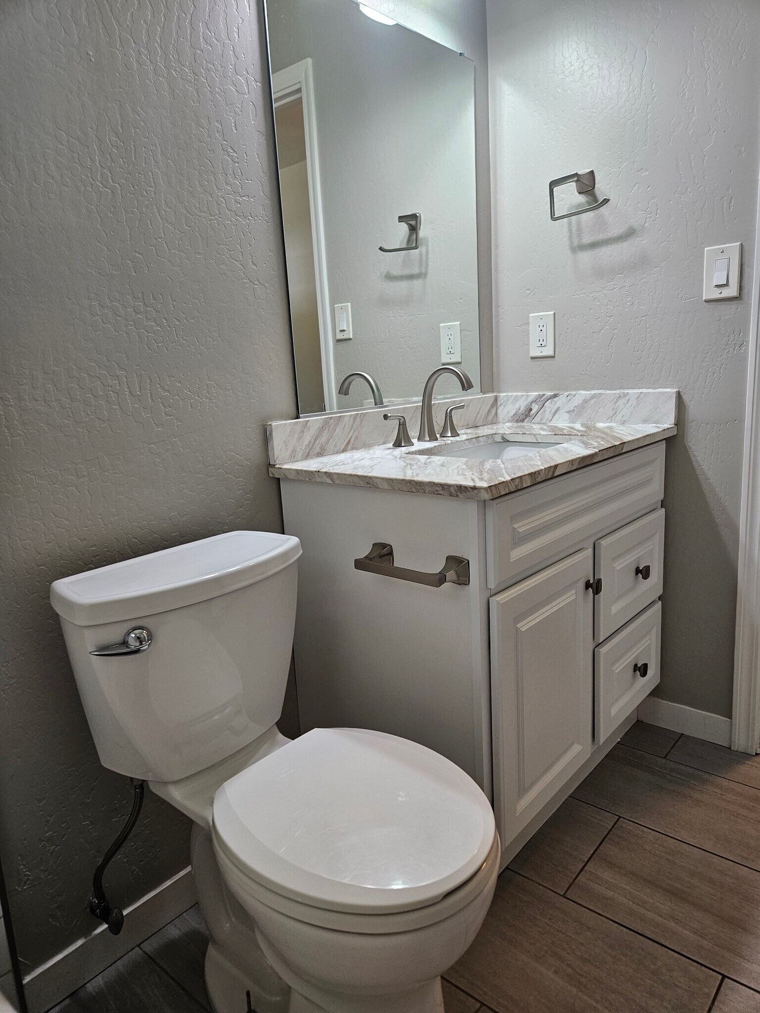 Hall bath - 874 Castlewood Dr