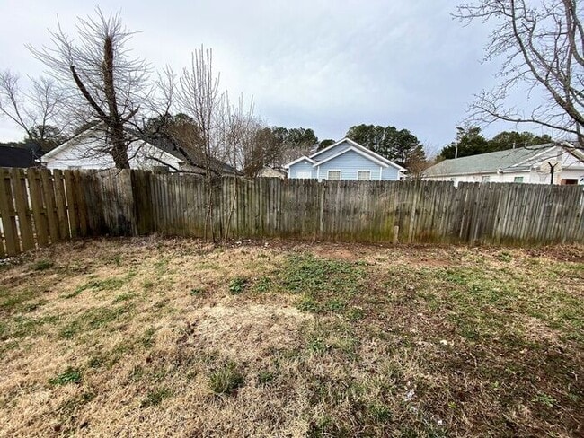 Building Photo - Powder Springs Stepless Ranch!!