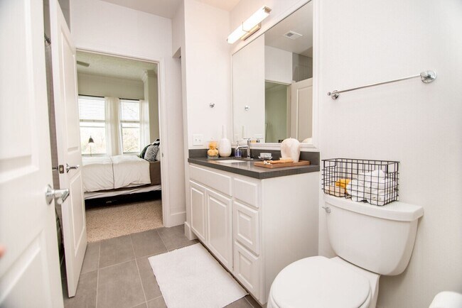 Building Photo - Spacious 1 Bed Apt with Exclusive Move-In ...