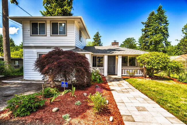 Building Photo - 4 Bedroom Home Lakewood