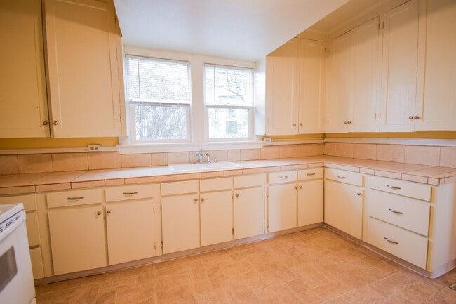 Building Photo - CLE-4637