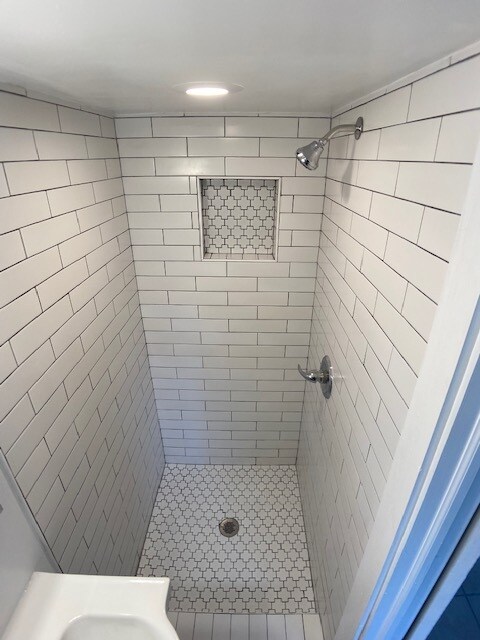 Building Photo - 561 Page Ave NE