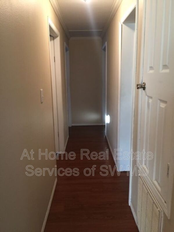 Building Photo - 503 W Warren Ave