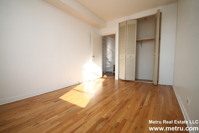 Building Photo - 424 W Belden Ave