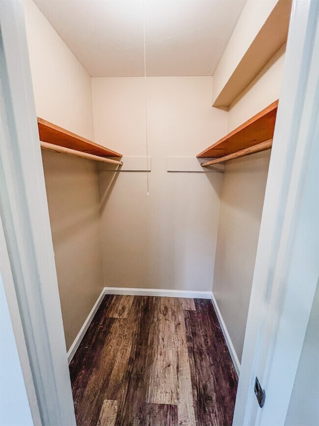 Building Photo - 724 Gubert Ln