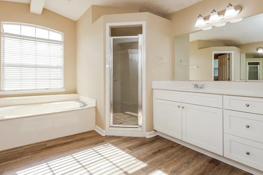 Building Photo - 11836 Lake Fern Dr