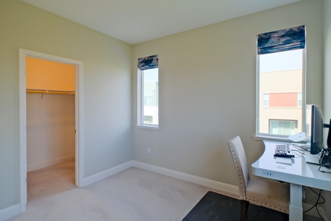 Building Photo - Furnished or Unfurnished 3 Bedroom, 2.5 Ba...