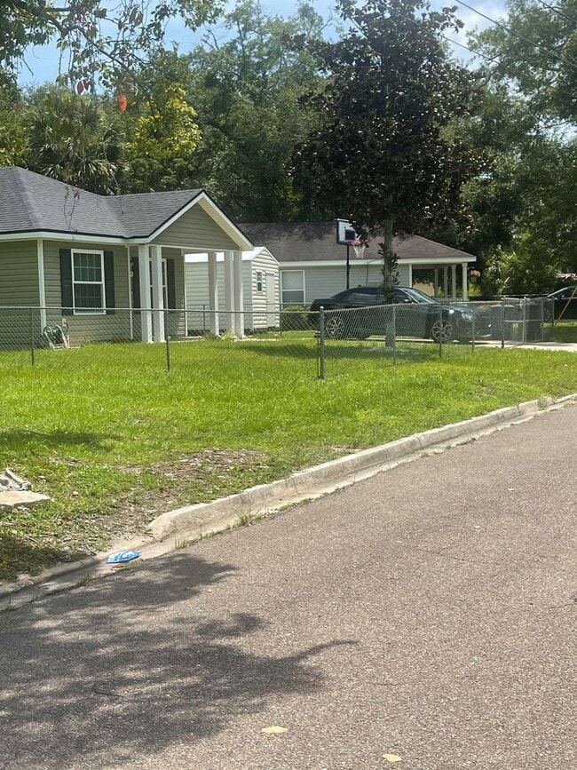 Building Photo - Fabulous 4 Bedroom 2 Bath!