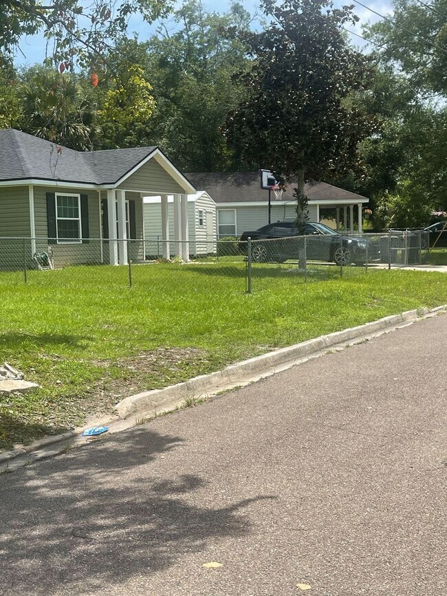 Building Photo - **Move in Ready 4/2 Single Family home