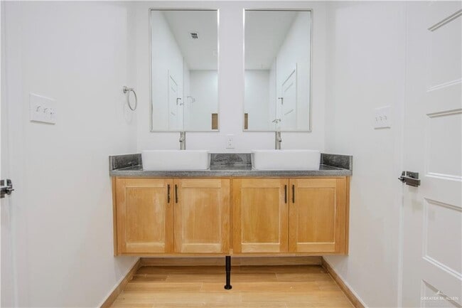 Building Photo - 23 Cassandra St