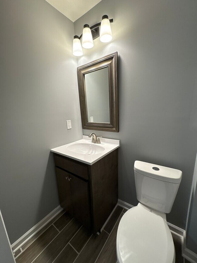 Building Photo - 411-411 W Waggoner St