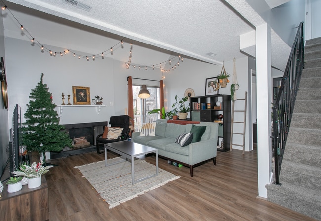 Building Photo - 3 bed 2 bed - in unit laundry - condo!