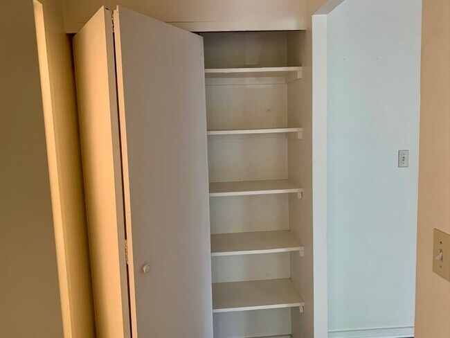 Building Photo - 33 Pond Ave