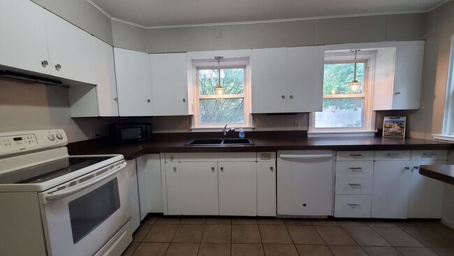 Building Photo - Charming In-Town Rental – Close to Downtow...