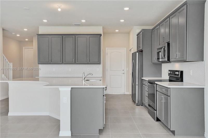 Building Photo - 2202 Appleton Cir S