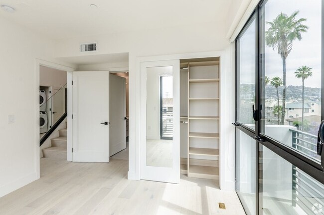 Building Photo - 105 S Doheny Dr