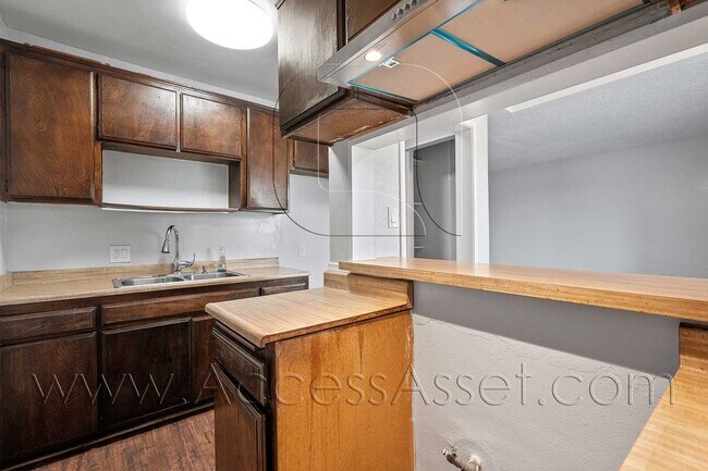 Building Photo - 16702 Orange Way