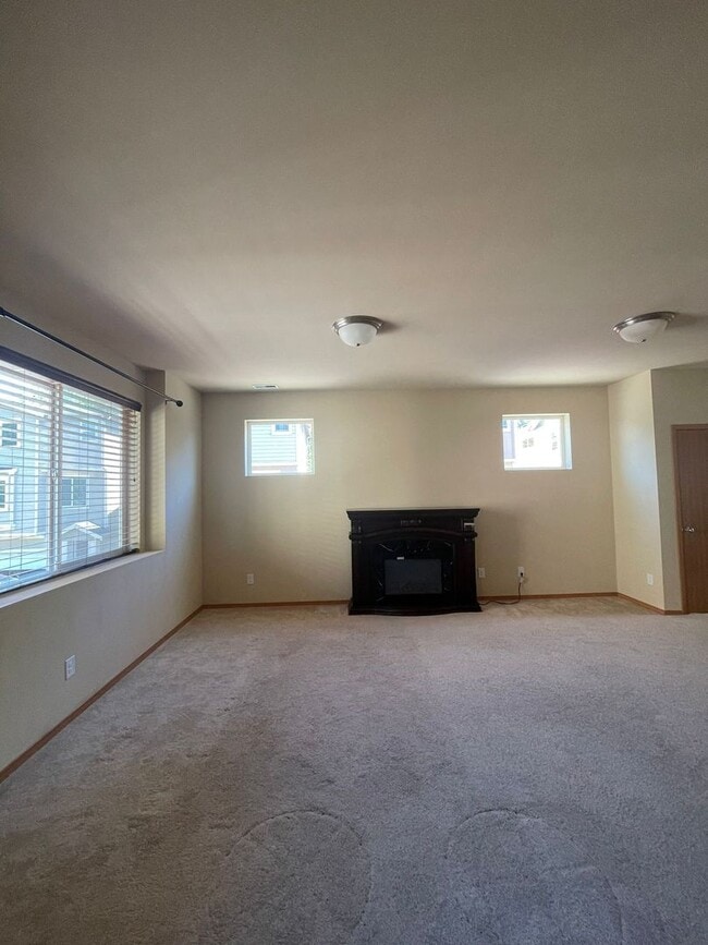 Building Photo - Spacious and Modern 4-Bedroom Home in Everett