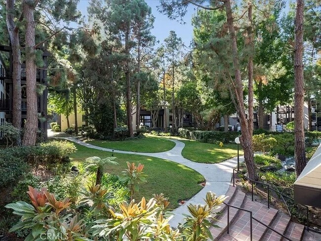 Building Photo - 1 Bedroom Condo within gated complex in Playa del Rey