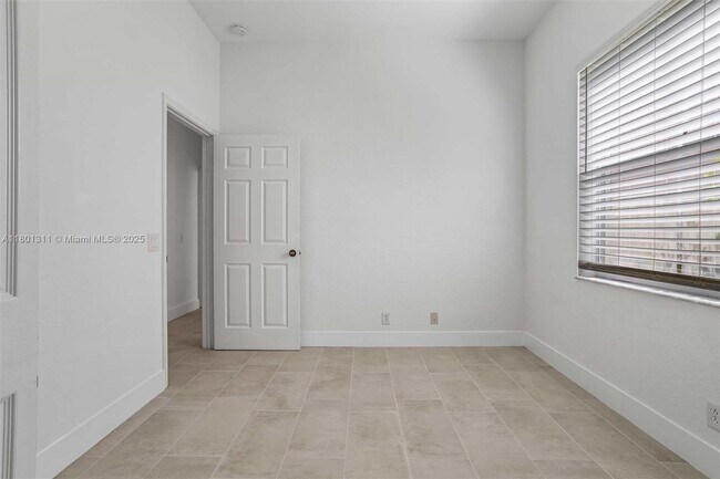 Building Photo - 1736 Aspen Ln