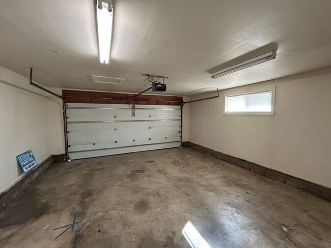 Building Photo - 4 Bedroom / 2 Bathroom Home in SW Redmond