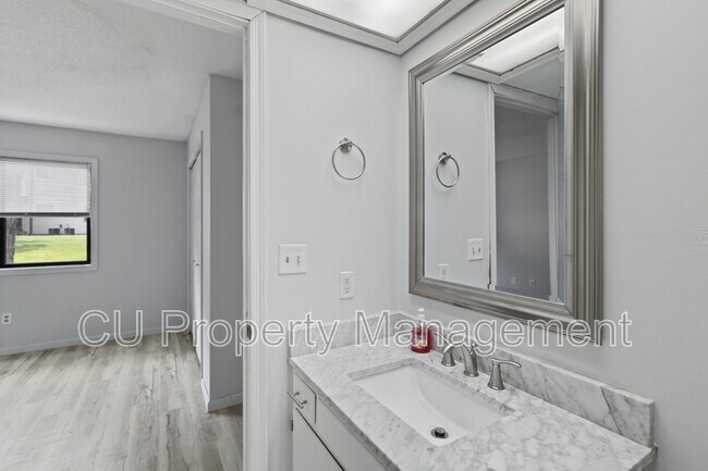 Building Photo - 1202 Dean Dr