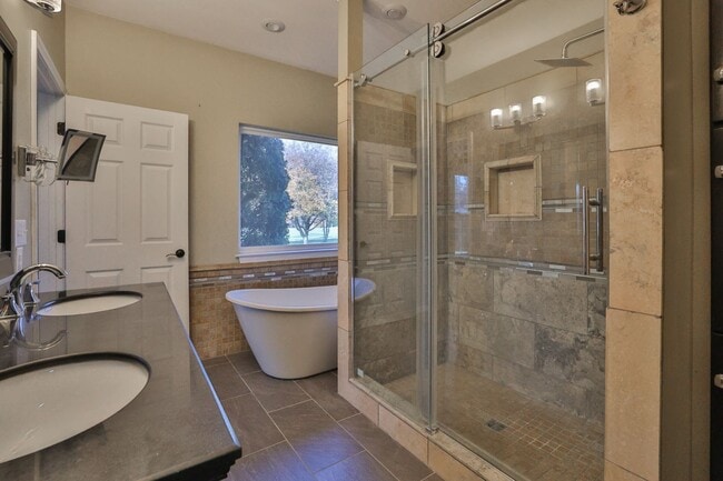 Building Photo - 3 Bedroom, 2 Bath House in Edwardsville