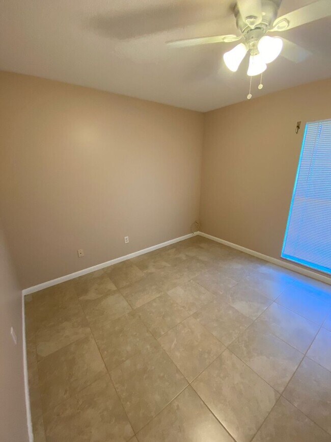 Building Photo - Ready for you to move in!!