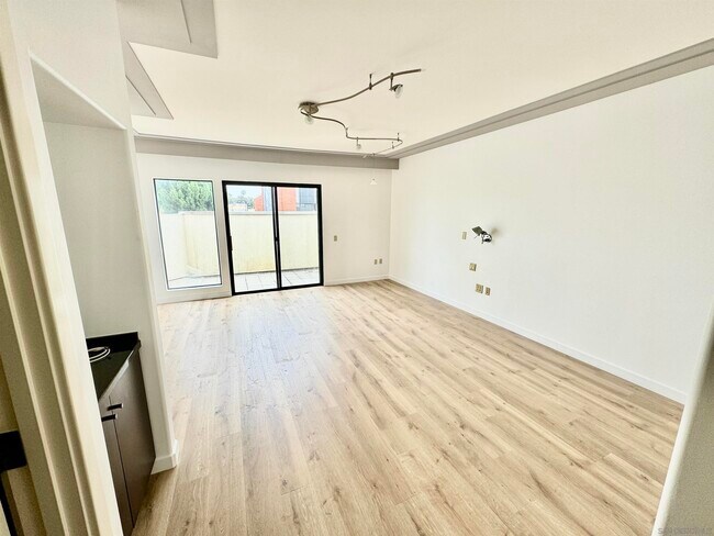 Building Photo - 1044 Wall St