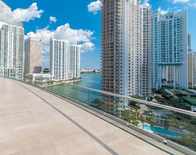 Building Photo - 475 Brickell Ave