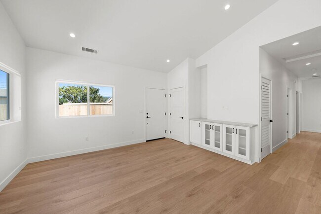 Building Photo - Ramona 319-321