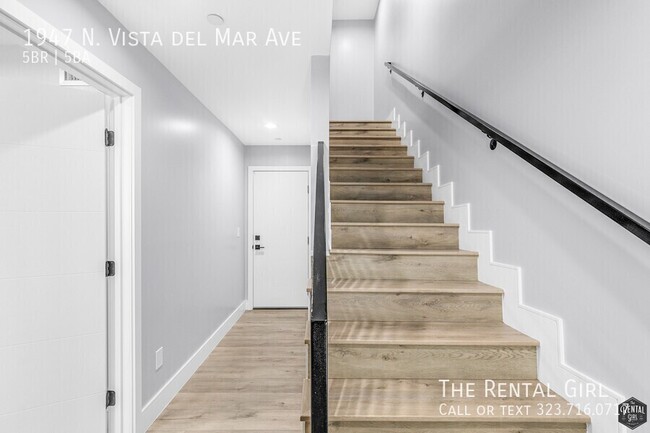 Building Photo - Hot-to-Go 5BR Townhome in Hollywood Dell w...