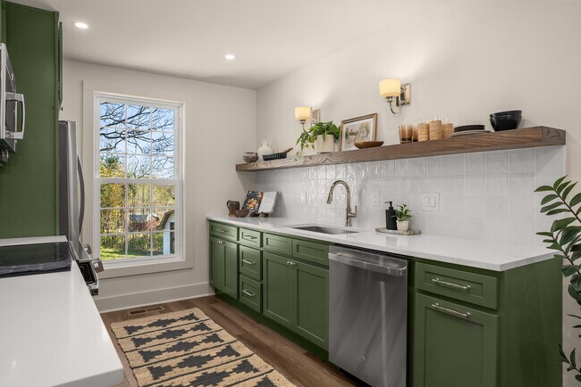 Building Photo - 234 NW Clearview Dr