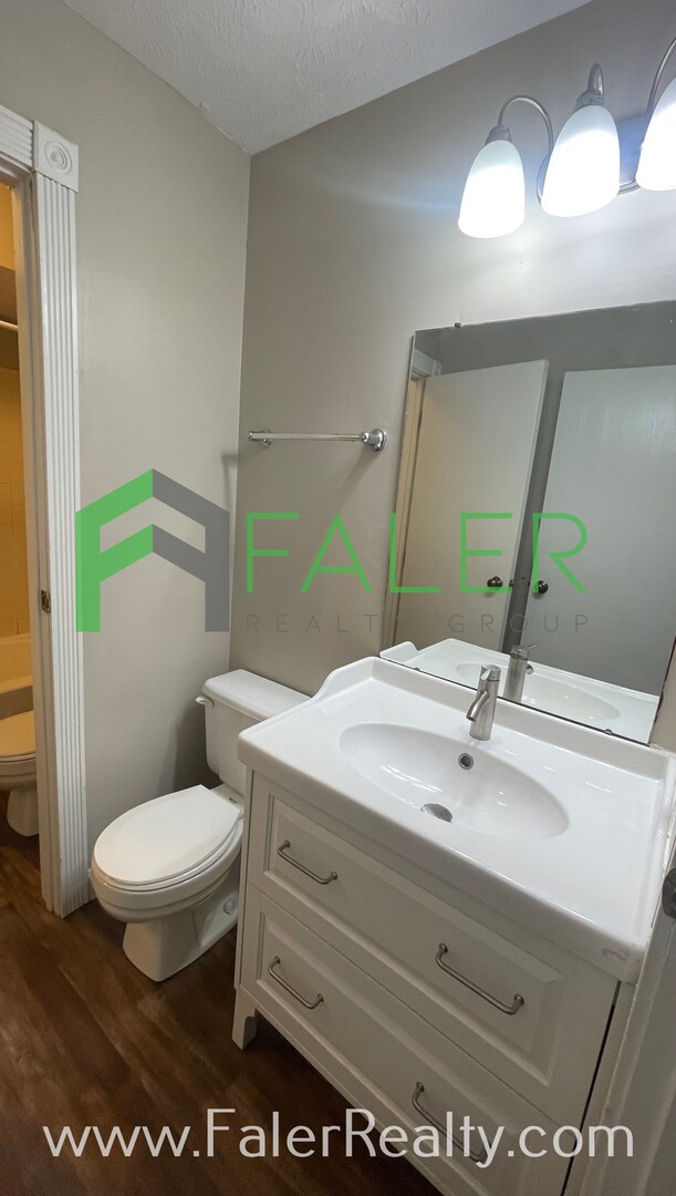 Building Photo - Freshly Updated 2nd Floor Condo