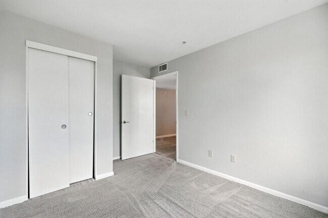 Building Photo - Walking Distance to ASU!