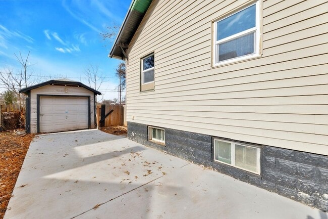 Building Photo - 637 S Holyoke St