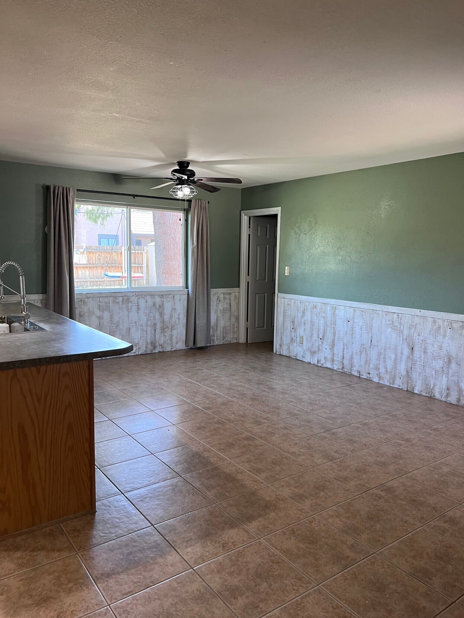 Building Photo - 3015 E Desert Cove Ave